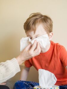 É possível prevenir a gripe em crianças? Conheça os benefícios do kit gripe infantil
